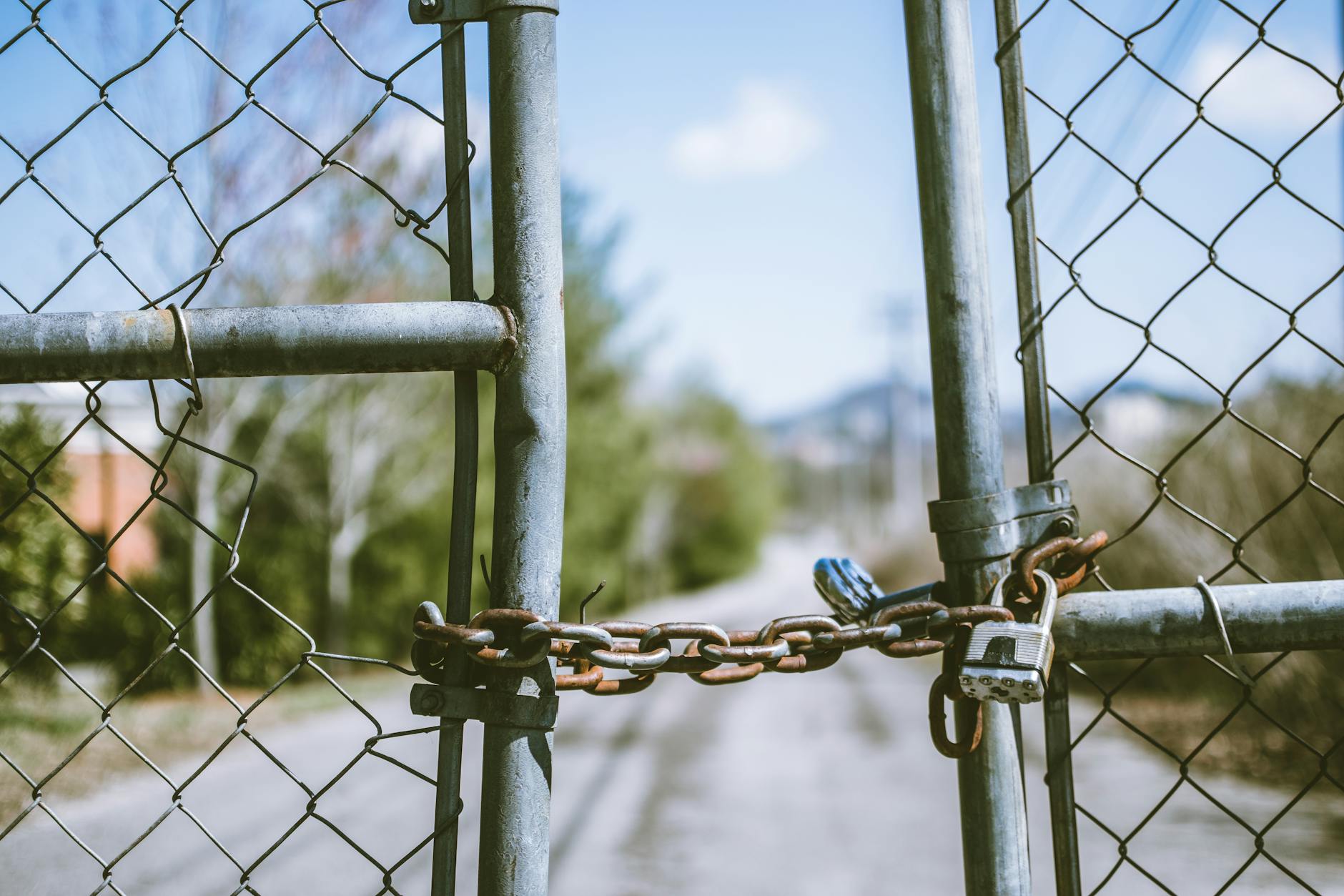 Photo by Travis Saylor on <a href="https://www.pexels.com/photo/cyclone-fence-in-shallow-photography-951408/" rel="nofollow">Pexels.com</a>